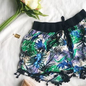 Tropical print lounge short